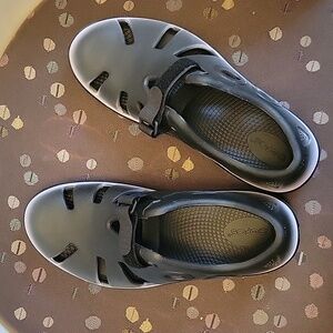 OOFOS discontinued color shoes,  women's sz 9, recharge footware